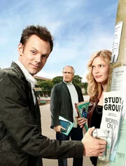 (1. Staffel) - Community: Jeff Winger (Joel McHale, l.), Pierce (Chevy Chase, M.) und Britta (Gillian Jacobs, r.) ...