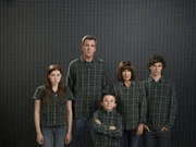 (3. Staffel) - Der allt&auml;gliche Wahnsinn ist bei ihnen Dauergast: Frankie (Patricia Heaton, 2.v.r.) und Mike (Neil Flynn, 2.v.l.) und ihre drei Kinder Axl (Charlie McDermott, r.), Brick (Atticus Shaffer, M.) und Sue (Eden Sher, l.) ...