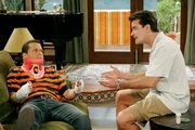 Alan (Jon Cryer, l.) stürzt beim Versuch, die Satellitenschüssel seines Bruders Charlie (Charlie Sheen, r.) auszurichten, vom Dach und verletzt sich so schwer, dass es ihm unmöglich ist, seinen Sohn Jake übers Wochenende zu übernehmen. Charlie verspricht ihm, an seiner Stelle für Jake zu sorgen ... Alan (Jon Cryer, l.) stürzt beim Versuch, die Satellitenschüssel seines Bruders Charlie (Charlie Sheen, r.) auszurichten, vom Dach und verletzt sich so schwer, dass es ihm unmöglich ist, seinen Sohn Jake übers Wochenende zu übernehmen. Charlie verspricht ihm, an seiner Stelle für Jake zu sorgen ...