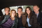 Ein Blick in die Vergangenheit von Ted (Josh Radnor, M.) und seinen Freunden Marshall (Jason Segel, l.), Barney (Neil Patrick Harris, r.), Lily (Alyson Hannigan, 2.v.l.) und Robin (Cobie Smulders, 2.v.r.).