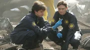 Dr. Brennan (Emily Deschanel) und Zach (Eric Millegan) untersuchen die Opfer eines Flugzeugabsturzes. Bei der Spurensuche sto&szlig;en sie auch Fragmente eines Mannes, der eindeutig nicht zu den Opfern des Flugzeugungl&uuml;cks geh&ouml;rt.