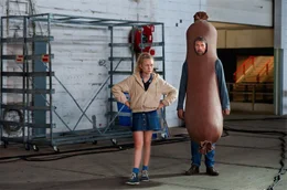 Zo&euml; (Savannah Vandendriessche) und ihr Vater Paul (Johan Heldenbergh) treffen am Filmset ein.