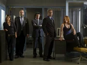 Das Team von links: Detective Alexandra Eames (Kathryn Erbe), Detective Robert Goren (Vincent D'Onofrio), Captain Danny Ross (Eric Bogosian), Detective Mike Logan (Chris Noth) und Detective Nola Falacci (Alicia Witt). Das Team von links: Detective Alexandra Eames (Kathryn Erbe), Detective Robert Goren (Vincent D'Onofrio), Captain Danny Ross (Eric Bogosian), Detective Mike Logan (Chris Noth) und Detective Nola Falacci (Alicia Witt).
