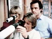Die Wissenschaftlerin Natalie (Cindy Pickett), Cody (Perry King, Mi.) und Nick (Joe Penny) stellen fest, dass sich im Hotelzimmer ein Attentäter eingenistet hat. Die Wissenschaftlerin Natalie (Cindy Pickett), Cody (Perry King, Mi.) und Nick (Joe Penny) stellen fest, dass sich im Hotelzimmer ein Attentäter eingenistet hat.