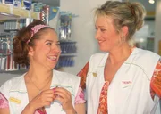 Gisi (Franziska Traub, l.) schw&auml;rmt Rita (Gaby K&ouml;ster) von ihrem neuen Freund vor.