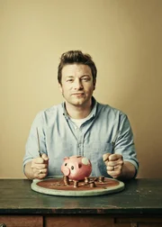 "Cook clever mit Jamie", Gesunde Ern&auml;hrung ist keine Frage des Geldes. Auch mit wenig Budget kann man schlemmen wie ein K&ouml;nig, sich k&ouml;rperlich fit halten und au&szlig;erdem noch die Umwelt schonen. Starkoch Jamie Oliver f&uuml;hrt vor, wie das gehen kann.Im Bild: Jamie Oliver.