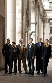 15. Staffel: Jessie Martin als Det. Ed Green, S. Epatha Merkerson als Lt. Anita Van Buren, Dennis Farina als Joe Fontana, Sam Waterston als Asst. D.A. Jack McCoy, Fred Thompson als D.A. Arthur Branch, Elisabeth Rohm als Asst. D.A. Serena Southerlyn (v.li.)