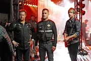 Nick (George Eads, Mi.) befragt die Bandmitglieder der "Rascal Flatts", Gary Levox (li.) und Joe Don Rooney (re.), um herauszufinden, ob es sich bei dem Stromschlag, dem ihr Bassist zum Opfer gefallen ist, um einen Unfall oder einen gezielten Anschlag handelt.