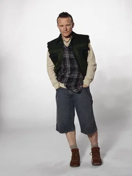 Dewey Crowe (Damon Herriman).