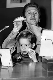 Kirk Douglas mit seinem damals f&uuml;nfj&auml;hrigen Sohn Michael, 1950