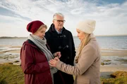 Bastian de Jong (Sky du Mont, M.) und Martha (Lisa Kreuzer, l.) sind enttäuscht, weil Katharina (Ann-Kathrin Kramer, r.) wegen ihrer Vergangenheit Sylt verlassen möchte. Bastian de Jong (Sky du Mont, M.) und Martha (Lisa Kreuzer, l.) sind enttäuscht, weil Katharina (Ann-Kathrin Kramer, r.) wegen ihrer Vergangenheit Sylt verlassen möchte.