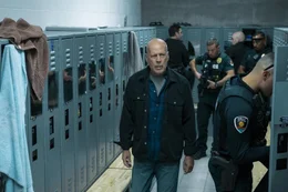 James Knight (Bruce Willis, vorne l.) James Knight (Bruce Willis, vorne l.)