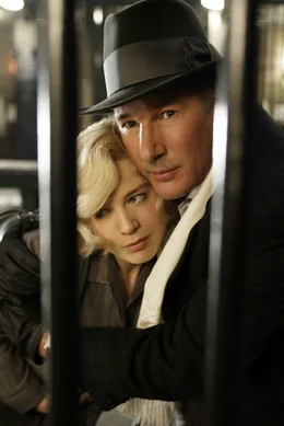 Mit Hilfe einer Gef&auml;ngnisw&auml;rterin engagiert Roxie (Renee Zellweger, l.) Velmas Rechtsanwalt, den gerissenen Strafverteidiger Billy Flynn (Richard Gere, r.) und setzt auf dessen Einfluss auf die Presse ...