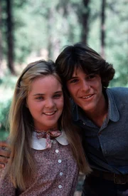 Mary Ingalls (Melissa Sue Anderson, l.); John Sanderson (Radames Pera, r.)