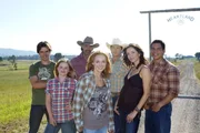 Im Bild (v.li.): Graham Wardle (Ty Borden), Jessica Amlee (Mallory Wells), Shaun Johnston (Jack Bartlett), Amber Marshall (Amy Fleming), Chris Potter (Tim Fleming), Michelle Morgan (Lou Fleming), Nathaniel Arcand (Scott Cardinal).