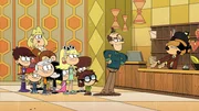v.li.: Luna, Lana, Rita, Lily, Lincoln, Luan, Lucy, Lola, Leni, Lynn, Lisa, Lynn Sr., Vic