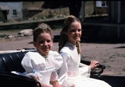 Laura Ingalls (Melissa Gilbert, l.); Mary Ingalls (Melissa Sue Anderson, r.)