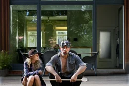 Zo&euml; (Savannah Vandendriessche) und ihr Vater Paul (Johan Heldenbergh) machen eine Probenpause.