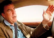Jeremy Clarkson f&auml;hrt einen Aston Martin DB9.
