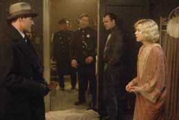 Als der unbekannten S&auml;ngerin und T&auml;nzerin Roxie Hart (Rene&eacute; Zellweger, r.) klar wird, dass ihr Manager Fred Casley sie nur f&uuml;r schnellen Sex benutzt, erschie&szlig;t sie ihn. Obwohl ihr Ehemann Amos (John C. Reilly, l.) ihr falsche Alibis liefert, muss sie in Untersuchungshaft ...