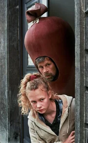 Zo&euml; (Savannah Vandendriessche) unterst&uuml;tzt als Einzige in ihrer Familie das Vorhabens ihres Vaters (Johan Heldenbergh) Schauspieler zu werden - auch wenn seine erste Rolle die eines W&uuml;rstchens in einem Werbespot ist.