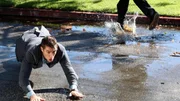 Das aus dem Hydranten hektoliterweise hervorsprudelnde Wasser sp&uuml;lt am Tatort fast s&auml;mtliche Spuren fort und Ryan (Jonathan Togo) sieht in letzter Sekunde, wie die Tatwaffe, eine Pistole, in den Gulli rutscht...