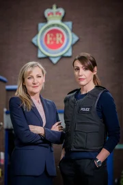 DC Janet Scott (Lesley Sharp, l.); DC Rachel Bailey (Suranne Jones, r.)