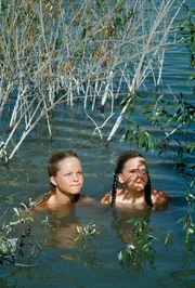 Mary Ingalls (Melissa Sue Anderson, l.); Laura Ingalls (Melissa Gilbert, r.)