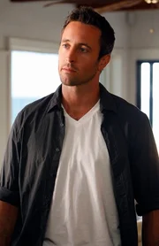 Bei den Coral Prince Surfmeisterschaften wird der Chef von Coral Prince auf dem Board erschossen; Steve (Alex O'Loughlin) und sein Team ermitteln. Bei den Coral Prince Surfmeisterschaften wird der Chef von Coral Prince auf dem Board erschossen; Steve (Alex O'Loughlin) und sein Team ermitteln.