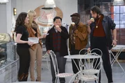 Verzweifelt versuchen Max (Kat Dennings, l.) und Caroline (Beth Behrs, 2.v.l.), Geld f&uuml;r die Miete aufzutreiben - und das sogar bei ihren Freunden und Kollegen Han (Matthew Moy, M.), Earl (Garrett Morris, 2.v.r.) und Oleg (Jonathan Kite, r.) ...