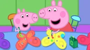 Heute basteln Schorsch (li.) und Peppa (re.) in der Spielgruppe tolle Schmetterlingsflügel und tanzen im Anschluss den Schmetterlingstanz. Heute basteln Schorsch (li.) und Peppa (re.) in der Spielgruppe tolle Schmetterlingsflügel und tanzen im Anschluss den Schmetterlingstanz.