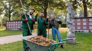 Marina mit Angelo und Mustafa bei der Friedhofpflege