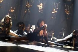 Im Chicago der 20er Jahre ist die glamour&ouml;se T&auml;nzerin Velma Kelly (Catherine Zeta-Jones, r.) der absolute Mittelpunkt der Nachtclubszene. Die M&auml;nner liegen ihr reihenweise zu F&uuml;&szlig;en. Dann wird Velma allerdings wegen Doppelmordes vor Gericht gestellt ...