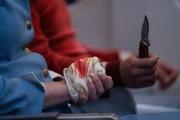 REENACTMENT - Flugbegleiterin Valentina Yordanova (gespielt von Olga Korsak) kümmert sich um ihre verletzte Hand, nachdem sie von einem der vier Entführer des bulgarischen Balkanfluges 013 geschnitten wurde, der verlangte, dass das Flugzeug nach Wien umgeleitet wird. REENACTMENT - Flugbegleiterin Valentina Yordanova (gespielt von Olga Korsak) kümmert sich um ihre verletzte Hand, nachdem sie von einem der vier Entführer des bulgarischen Balkanfluges 013 geschnitten wurde, der verlangte, dass das Flugzeug nach Wien umgeleitet wird.