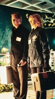 Ein anonymer Bombenleger versetzt Las Vegas in Angst und Schrecken. Doch Gil (William Petersen) und Catherine (Marg Helgenberger) haben eine hei&szlig;e Spur...