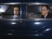 L-R: Brilliante Physiker, die allerdings wenig Ahnung vom normalen Leben haben: Leonard (Johnny Galecki) und Sheldon (Jim Parsons)