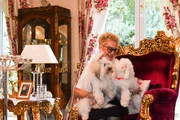 Maritta vom Festmodenzentrum "Cecile" aus Kerpen mit ihren Hunden "Benny" und "Gino".