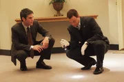Ein Mann ist durch den Türspion seiner Wohnung mit einer abgesägten Schrotflinte erschossen worden. Die Detectives Don Flack (Eddie Cahill, r.) und Mac Taylor (Gary Sinise) ermitteln. Ein Mann ist durch den Türspion seiner Wohnung mit einer abgesägten Schrotflinte erschossen worden. Die Detectives Don Flack (Eddie Cahill, r.) und Mac Taylor (Gary Sinise) ermitteln.