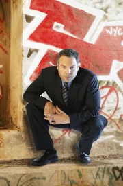 Ein junger Architekturstudent wird tot in einer U-Bahn-Station gefunden - erstochen mit einem Kreuzschlitzschraubenzieher. Detektive Goren (Vincent D'Onofrio) &uuml;bernimmt den Fall.