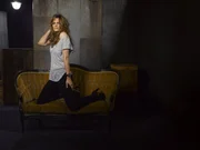 (5. Staffel) - Dar&uuml;ber, dass der Krimiautor Richard Castle sie zur Vorlage f&uuml;r seine neue Romanheldin nutzt, hat Kate Beckett (Stana Katic) sehr gespaltene Gef&uuml;hle ...