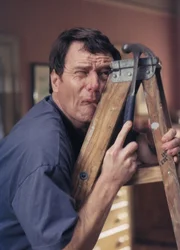 Hall (Bryan Cranston) kann keine Leiter bis zur letzten Sprosse erklimmen, denn er hat wahnsinnige Höhenangst ... Hall (Bryan Cranston) kann keine Leiter bis zur letzten Sprosse erklimmen, denn er hat wahnsinnige Höhenangst ...
