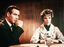ARD Degeto DER ZERRISSENE VORHANG, (Torn Curtain), Spielfilm, USA 1966, um 03:20 Uhr im ERSTEN. Der amerikanische Physiker Michael Armstrong (Paul Newman) setzt sich in die DDR ab. Seine Verlobte Sarah (Julie Andrews) ahnt noch nicht, dass dies ein Ablenkungsman&ouml;ver ist und ihr Mann in Wirklichkeit plant, eine wissenschaftliche Formel f&uuml;r die USA zu stehlen.