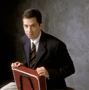 (1. Staffel) - Alan (Jon Cryer) ist ein spie&szlig;iger, komplizierter, verheirateter Chiropraktiker, dessen Frau sich gerade von ihm getrennt hat, weil sie glaubt lesbisch zu sein. in seiner Verzweiflung fl&uuml;chtet er ins Haus seines Bruders ...