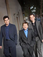 (8. Staffel) - Harte M&auml;nner: Charlie (Charlie Sheen, l.), Alan (Jon Cryer, r.) und Jake (August T. Jones, M.) ...