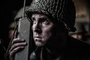 REENACTMENT- Leutnant Eads Hardaway versucht, das Hauptquartier per Funk &uuml;ber den deutschen Gegenangriff auf Mortain in Frankreich zu informieren. Gespielt von: Harrison MacDonald.