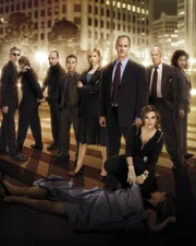 7. Staffel: Das Team der Special Victims Unit: v.l.: Detective John Munch (Richard Belzer), Detective Odafin Tutuola (Ice-T), Dr. George Huang (B. D. Wong), ADA Casey Novak (Diane Neal), Detective Elliot Stabler (Christopher Meloni), Detective Elliot Stabler (Christopher Meloni), Detective Olivia Benson (Mariska Hargitay), Captain Donald Cragen (Dann Florek) und Dr. Melinda Warner (Tamara Tunie)
