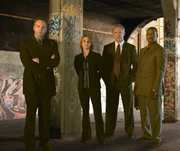 Sarah Price, une jeune femme issue d'une bonne famille, cache un secret : avec son petit ami Kyle, elle fr&eacute;quente les clubs de f&eacute;tichistes... Un jour son cadavre est d&eacute;couvert dans sa r&eacute;sidence universitaire. La malheureuse est compl&egrave;tement vid&eacute;e de son sang. Le p&egrave;re de Sarah, un membre du congr&egrave;s, veut conna&icirc;tre la v&eacute;rit&eacute;... Les d&eacute;tectives Nichols et Stevens essaient de lui apporter des r&eacute;ponses. Ils d&eacute;couvrent bient&ocirc;t le monde secret de trafiquants d'h&eacute;moglobine et celui des cultes de fanatiques. Au coeur de leur enqu&ecirc;te, ils font la connaissance de deux jeunes hommes charismatiques, Anton et Virgil, adeptes d'un univers impr&eacute;gn&eacute; de sensualit&eacute; et de d&eacute;votion, tout particuli&egrave;rement intrigu&eacute;s par la vie &eacute;ternelle.