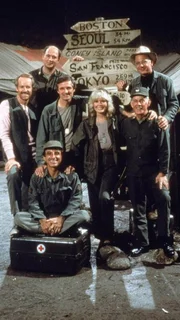 (v.l.) Hunnicut (Mike Farrell), Winchester (David Ogden Stiers), Klinger (Jamie Farr), Pierce (Alan Alda), Houlihan (Loretta Swit), Potter (Harry Morgan) und Father Mulchy (William Christopher)