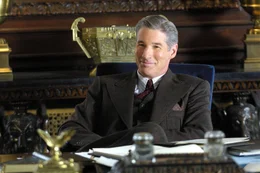 Zun&auml;chst verpflichtet Velma den Anwalt Billy Flynn (Richard Gere) als ihren Verteidiger, denn verloren hat er noch nie! Doch als ihn Roxie ebenfalls bittet, sie zu verteidigen, glaubt Flynn daraus einen medienwirksameren Fall machen zu k&ouml;nnen ...