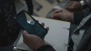 REENACTMENT - Die Ermittler, die versuchen zu verstehen, was zum tödlichen Absturz von Atlas Air Flug 3591 führte, vermuten, dass die metallene Armbanduhr des Ersten Offiziers Conrad Aska ihn daran gehindert haben könnte, zu bemerken, dass er sein Flugzeug versehentlich in den Go-Around-Modus versetzt hatte. (Cineflix 2022) REENACTMENT - Die Ermittler, die versuchen zu verstehen, was zum tödlichen Absturz von Atlas Air Flug 3591 führte, vermuten, dass die metallene Armbanduhr des Ersten Offiziers Conrad Aska ihn daran gehindert haben könnte, zu bemerken, dass er sein Flugzeug versehentlich in den Go-Around-Modus versetzt hatte. (Cineflix 2022)